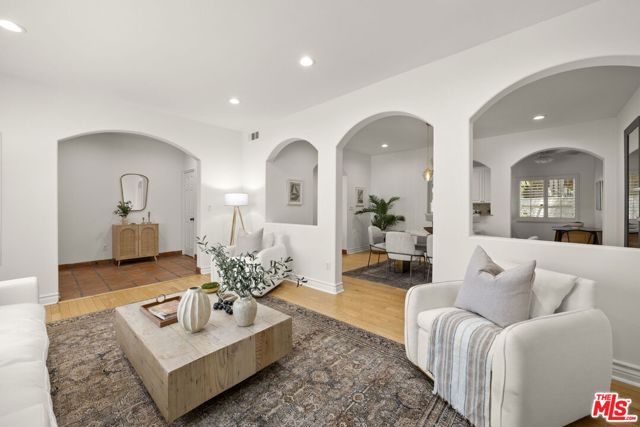 640 N Sweetzer Avenue, Los Angeles CA: https://media.crmls.org/mediaz/bbdf6503-62b8-4c16-ae3b-858dc4a9ff17.jpg