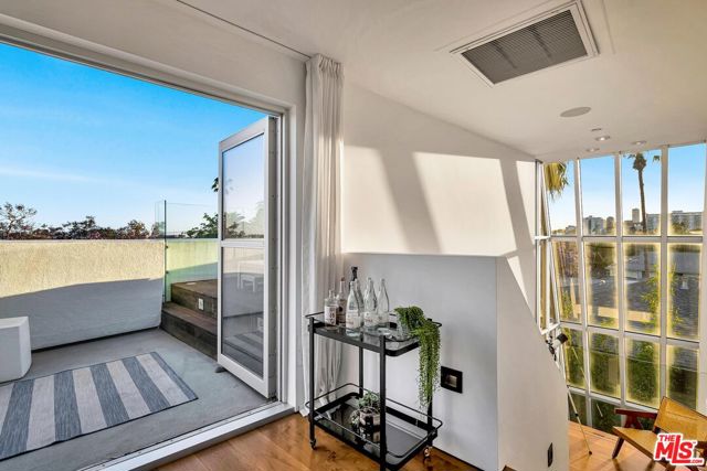 8223 Norton Avenue, 1 photo 5
