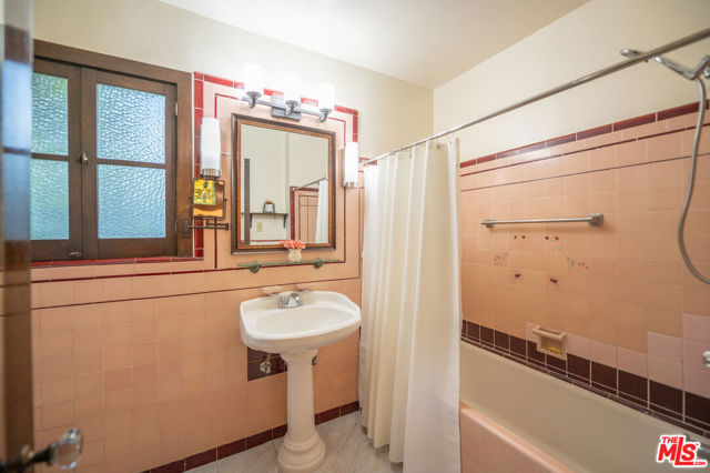 6655 Emmet Terrace, Los Angeles CA: https://media.crmls.org/mediaz/bbe07183-1e7f-4731-94d1-f0adc52fef34.jpg