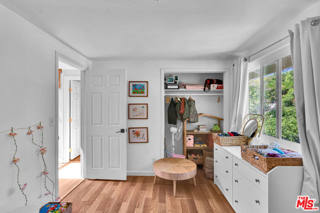 3952 Patrick Henry Place, Agoura Hills CA: https://media.crmls.org/mediaz/bbe091a3-5677-48f3-a84e-3cea260a0e9b.jpg