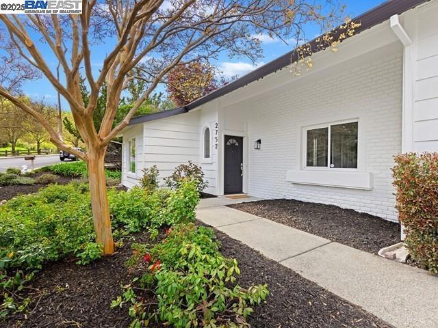 2752 Morgan Dr, San Ramon CA: https://media.crmls.org/mediaz/bbe0ebe3-bd94-430f-9678-2fad8949b45f.jpg