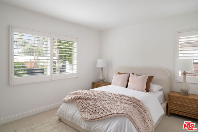 20212 Oxnard Street, Woodland Hills CA: https://media.crmls.org/mediaz/bbe0f734-89a0-4244-b5a0-6a2a74d81f77.jpg