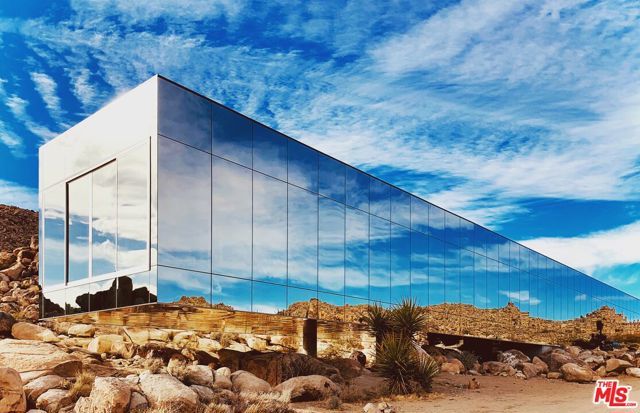 8198 Uphill Road, Joshua Tree CA: https://media.crmls.org/mediaz/bbe1ad8c-67ef-48a6-9d54-e19675bb8929.jpg