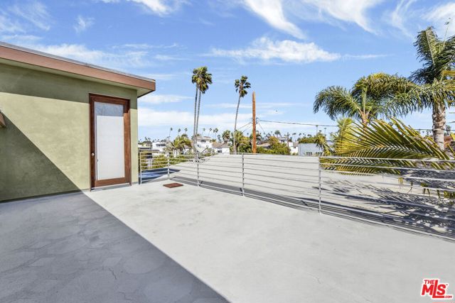 2336 Boone Avenue, Venice CA: https://media.crmls.org/mediaz/bbe21316-0141-415e-a6a1-f00bd1093c2e.jpg