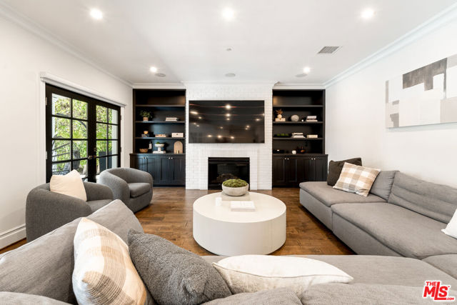 4469 Stern Avenue, Sherman Oaks CA: https://media.crmls.org/mediaz/bbe21f7f-5fde-4e0b-ba80-7696482e4369.jpg