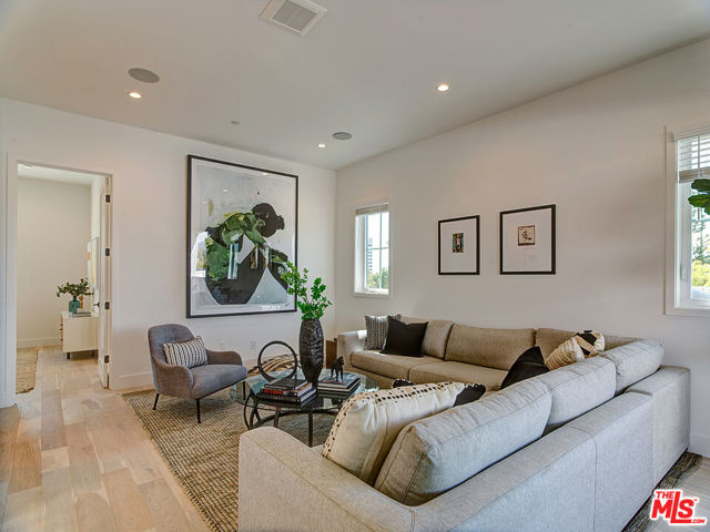 11979 Mayfield Avenue, Los Angeles CA: https://media.crmls.org/mediaz/bbe23aa7-8f7e-406d-8b9b-f3e54dbb7820.jpg