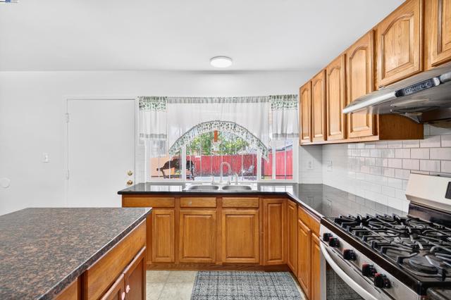 4300 Berk Ave, Richmond CA: https://media.crmls.org/mediaz/bbe2957d-ded9-4d2e-90ea-a198ff86aca4.jpg