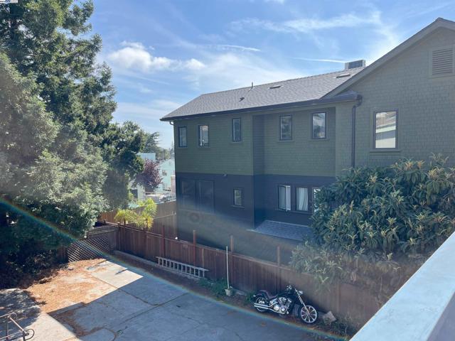 2324 9Th Ave, Oakland CA: https://media.crmls.org/mediaz/bbe2b0a2-6e9c-4540-92b7-1337e3bc3ba1.jpg
