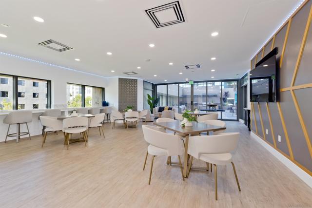 550 Front St, San Diego CA: https://media.crmls.org/mediaz/bbe44f1a-5599-4f97-a41c-1dfc12f4f41e.jpg