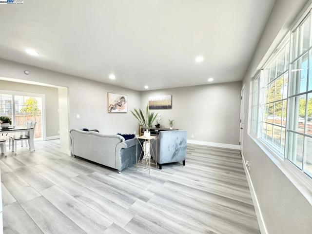 20595 Center St, Castro Valley CA: https://media.crmls.org/mediaz/bbe487bc-90ac-4572-a0bd-945d023f4332.jpg
