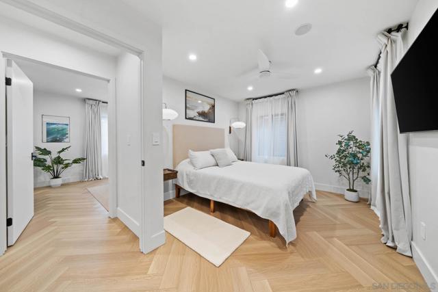 7372 Bishops Ln, La Jolla CA: https://media.crmls.org/mediaz/bbe49366-892a-446c-8738-e424c43d382f.jpg