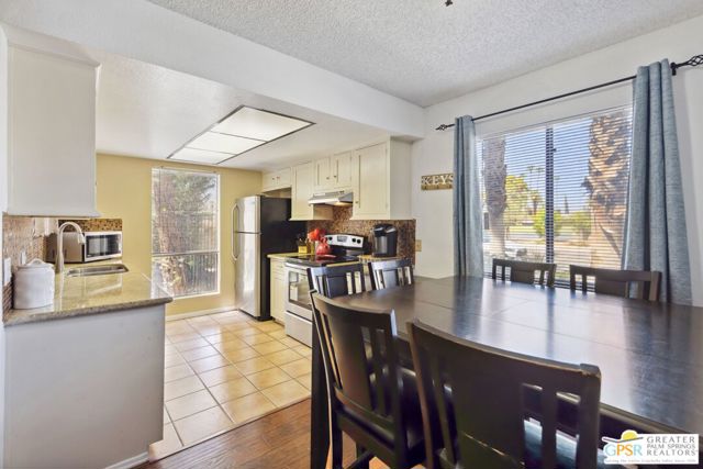 5205 E Waverly Drive, Palm Springs CA: https://media.crmls.org/mediaz/bbe49db7-5f73-4114-b848-8c03dfe8c1e5.jpg