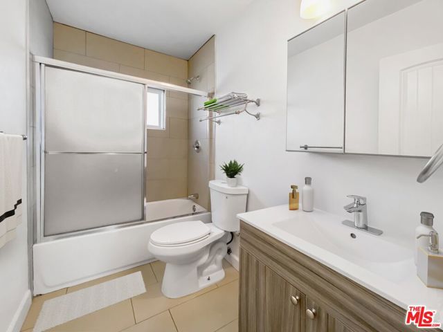 1446 S COCHRAN Avenue, Los Angeles CA: https://media.crmls.org/mediaz/bbe4cfda-83ac-4b5b-a16f-1f8260667e48.jpg