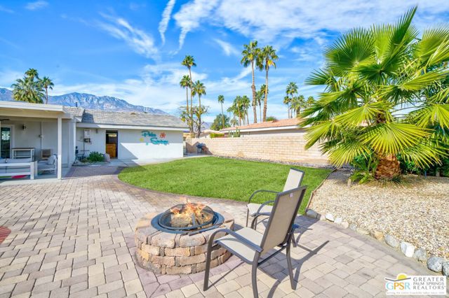 2002 S Bobolink Lane, Palm Springs CA: https://media.crmls.org/mediaz/bbe4eb2c-8cb8-44d4-8df4-d3b973b56ab0.jpg