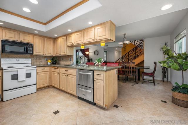 2843 Unicornio St, Carlsbad CA: https://media.crmls.org/mediaz/bbe56854-a73a-4df7-8014-a91fdf4ba581.jpg
