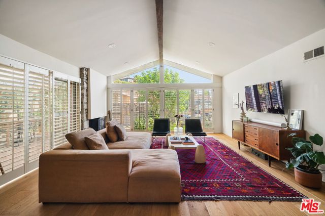 4748 Round Top Drive, Los Angeles CA: https://media.crmls.org/mediaz/bbe70f22-1de7-4dc8-b293-db395798412f.jpg