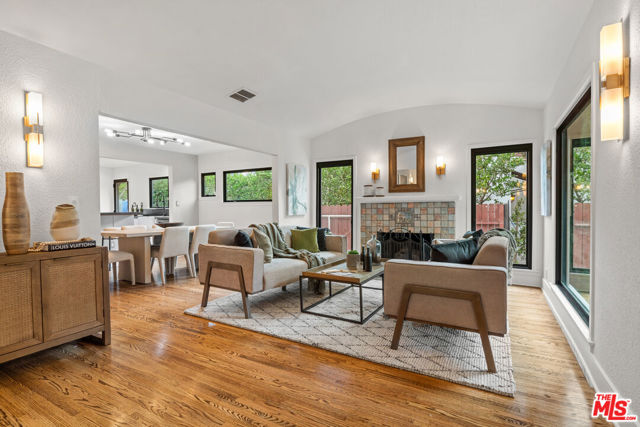 722 N La Jolla Avenue, Los Angeles CA: https://media.crmls.org/mediaz/bbe71e84-7975-4e72-8d3c-ac2813948002.jpg