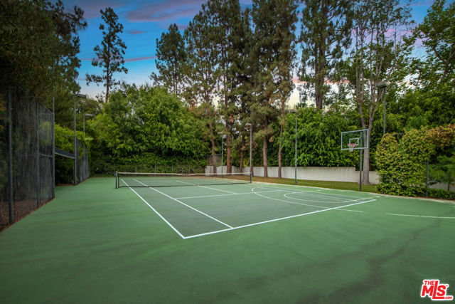 1010 N Rexford Drive, Beverly Hills CA: https://media.crmls.org/mediaz/bbe772e6-e824-475c-ac7d-5396ec2e9000.jpg