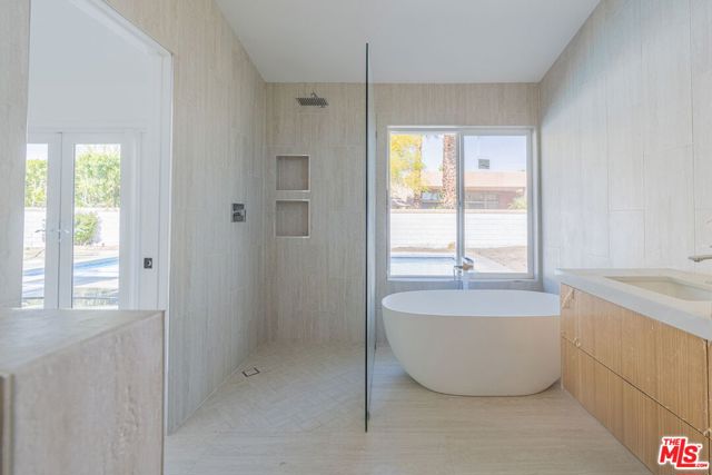 Image 25 of 44 For 70725 Ironwood Drive