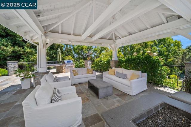 33 Los Arabis Circle, Lafayette CA: https://media.crmls.org/mediaz/bbe7b9bc-913f-40b1-96b9-c43b44780dbb.jpg