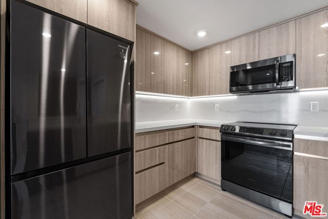 5245 Santa Monica Boulevard, Los Angeles CA: https://media.crmls.org/mediaz/bbe8126e-1200-4ef0-b2c7-173d87347a33.jpg
