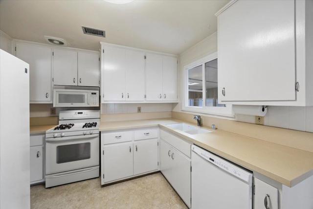 701 Poinsettia Avenue, San Mateo CA: https://media.crmls.org/mediaz/bbe8586d-98d6-45e8-9322-1c8c1840fcf9.jpg