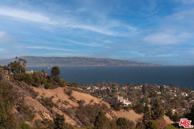 1332 El Hito Circle, Pacific Palisades CA: https://media.crmls.org/mediaz/bbe89fea-1f4a-4da1-a967-adfbbb5a158b.jpg
