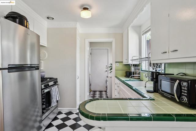 688 Alcatraz Ave, Oakland CA: https://media.crmls.org/mediaz/bbe8fc26-488d-48d5-a350-098cf8c02cc4.jpg