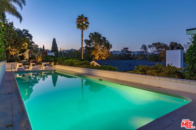 365 Norcroft Avenue, Los Angeles CA: https://media.crmls.org/mediaz/bbe9822c-a1d5-4a48-8529-effd4e320f1f.jpg