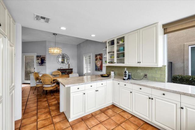 18 Hilton Head Drive, Rancho Mirage CA: https://media.crmls.org/mediaz/bbea610a-b61c-4b5f-b67b-c2d19b323424.jpg