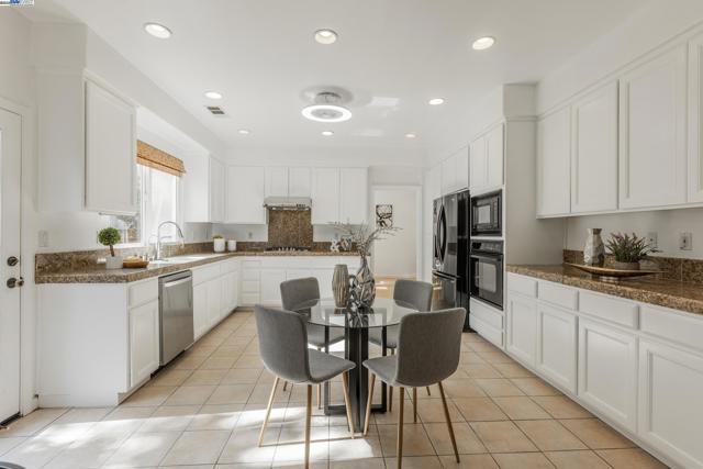 4008 Mount Vernon Pl, Dublin CA: https://media.crmls.org/mediaz/bbea758d-81f8-412f-9cc6-e7c502e7856b.jpg