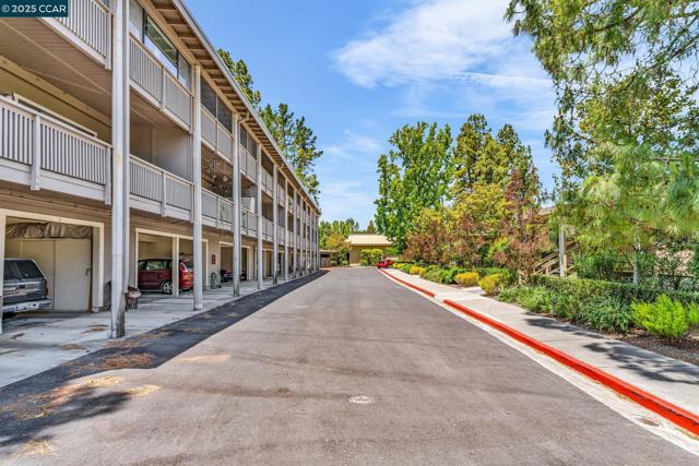 1200 Canyonwood Ct, Walnut Creek CA: https://media.crmls.org/mediaz/bbec4b96-37f8-4214-b2c2-50c6dba46d75.jpg