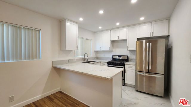 12942 Moorpark Street, Studio City CA: https://media.crmls.org/mediaz/bbece12d-74c9-44fd-b27d-9f7254250753.jpg