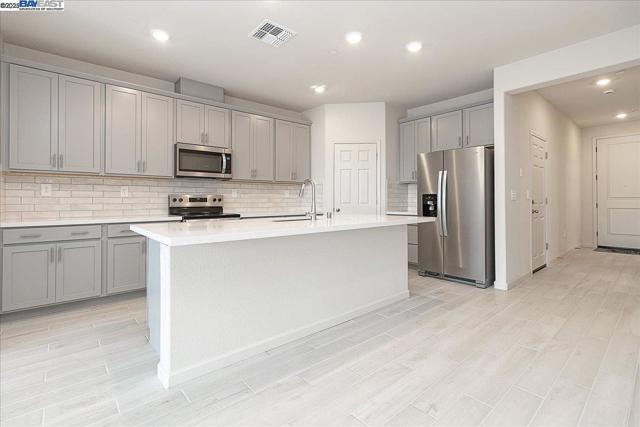 1710 Yukon Territory Ave, Manteca CA: https://media.crmls.org/mediaz/bbee8e49-aaaf-44d2-9d71-429acf96afe1.jpg