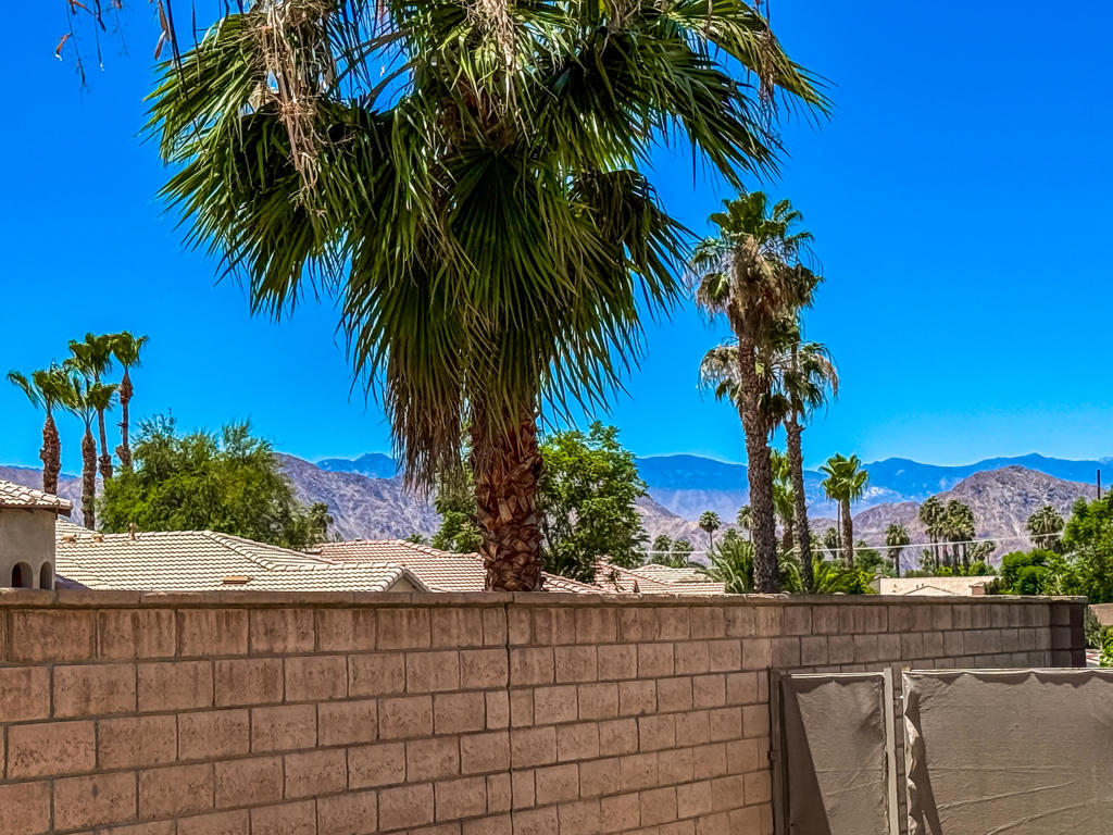 https://media.crmls.org/mediaz/bbef28c5-498f-40bf-b907-98ba83a19f51.jpg?preset=X-Large