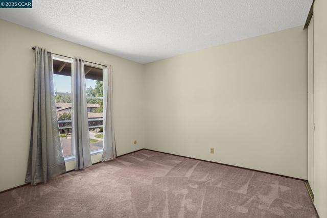 5475 Roundtree Pl, Concord CA: https://media.crmls.org/mediaz/bbef925c-953f-4bcc-a919-b40442ff8bab.jpg