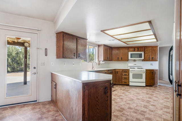 58697 Santa Barbara Drive, Yucca Valley CA: https://media.crmls.org/mediaz/bbefebef-d367-47ce-8df6-c7f716562e26.jpg