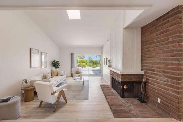 Detail Gallery Image 6 of 34 For 2476 Pinewood St, Del Mar,  CA 92014 - 3 Beds | 2 Baths