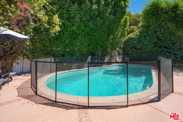 5146 Topanga Canyon Boulevard, Woodland Hills CA: https://media.crmls.org/mediaz/bbf097fc-330b-4da1-b5d8-153bd5c27c10.jpg