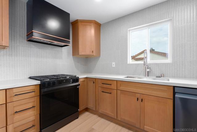 361 E Indian Rock Rd, Vista CA: https://media.crmls.org/mediaz/bbf0cf8c-021d-4bbd-a804-2123bba42035.jpg