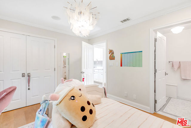 328 El Camino Drive, Beverly Hills CA: https://media.crmls.org/mediaz/bbf27fea-45c2-4cf9-b29f-d2a9d9037186.jpg
