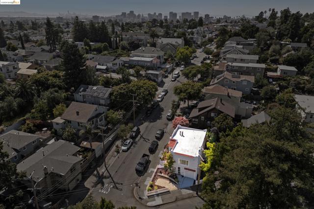 1396 28Th St, Oakland, California 94606, 2 Bedrooms Bedrooms, ,1 BathroomBathrooms,Single Family Residence,For Sale,28Th St,41063951