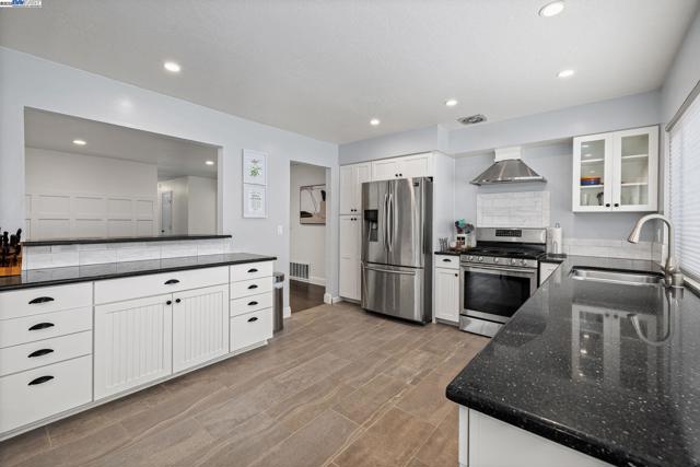 2889 Biddleford Drive, San Ramon CA: https://media.crmls.org/mediaz/bbf52944-e045-4251-917d-5720323113c9.jpg