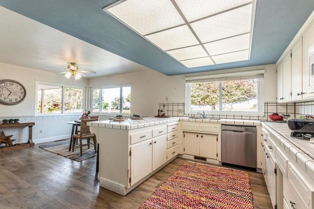 690 Ridgemark Drive, Hollister CA: https://media.crmls.org/mediaz/bbf5abee-1f76-484e-b6d4-3d538c7c599c.jpg
