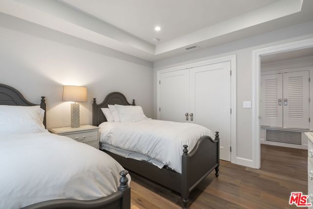 636 12th Street, Manhattan Beach CA: https://media.crmls.org/mediaz/bbf5da51-fabe-4fa7-88a4-768d1a412381.jpg
