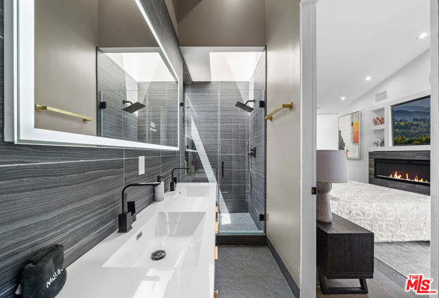 836 California Avenue, Venice CA: https://media.crmls.org/mediaz/bbf60d18-4f38-4581-8837-b253f5053228.jpg