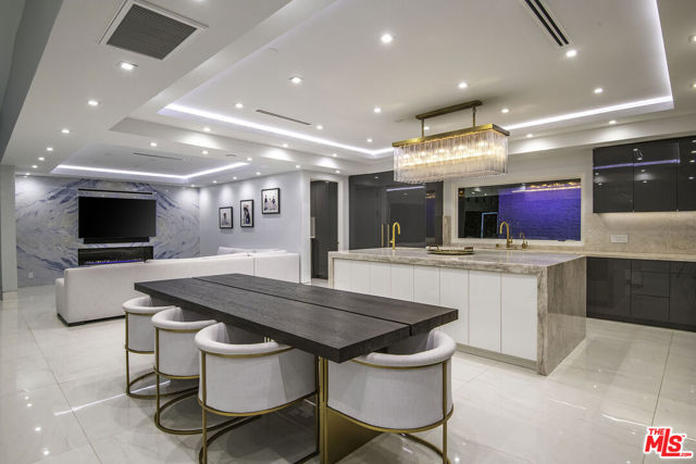 16601 Park Lane Circle, Los Angeles CA: https://media.crmls.org/mediaz/bbf63f0d-16b1-40d0-be0f-bd1c88ceba13.jpg