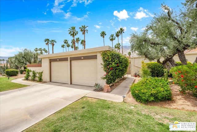 733 N Via Acapulco, Palm Springs CA: https://media.crmls.org/mediaz/bbf70dff-4a95-4ef6-b159-18fb1a5bf3e1.jpg