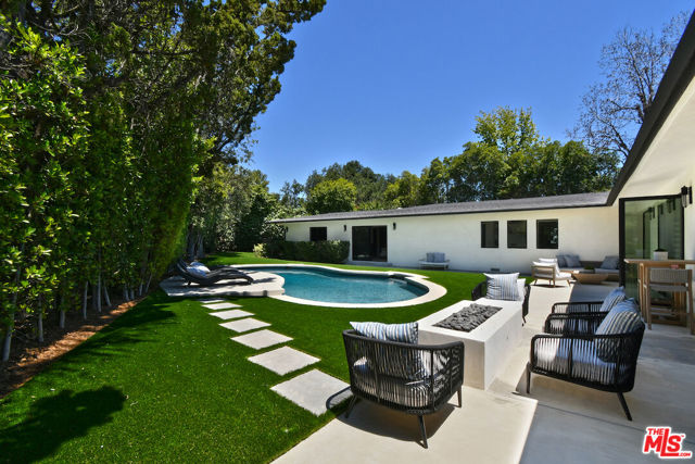 3221 Elvido Drive, Los Angeles CA: https://media.crmls.org/mediaz/bbf7d345-7d39-4d45-8545-17c04ba7c18e.jpg