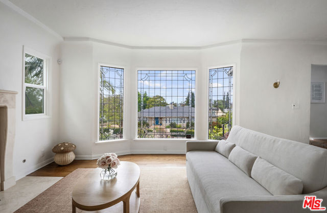 13324 Valley Vista Boulevard, Sherman Oaks CA: https://media.crmls.org/mediaz/bbf81fb0-d468-45e4-9c57-630ee11f5141.jpg